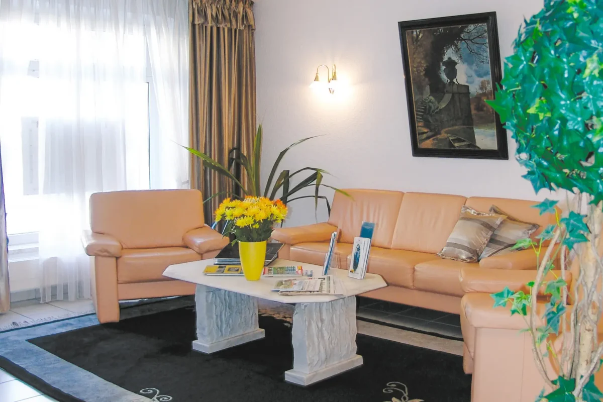 Besprechungsraum mit Sofa und Blumen bei Wilke Bestattungen